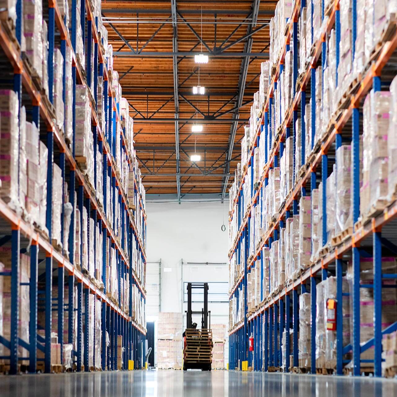 Trukki varastohyllyjen välissä